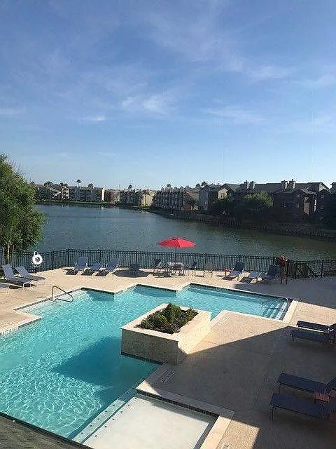 2 bed, 1011 sqft, $1,550 — Photo 2