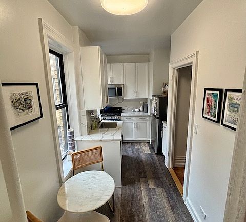 3rd image of 111 W 16th St APT 6A