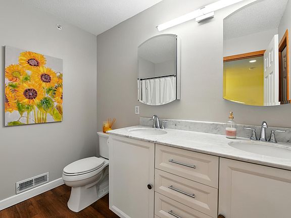 5th image of 324 Willoughby Way W