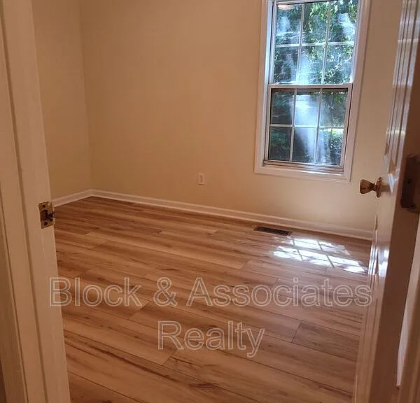 1228 Winslow Ave — Photo 7