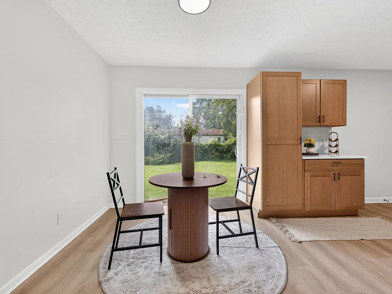 3 bed, 960 sqft, $1,750 — Photo 2