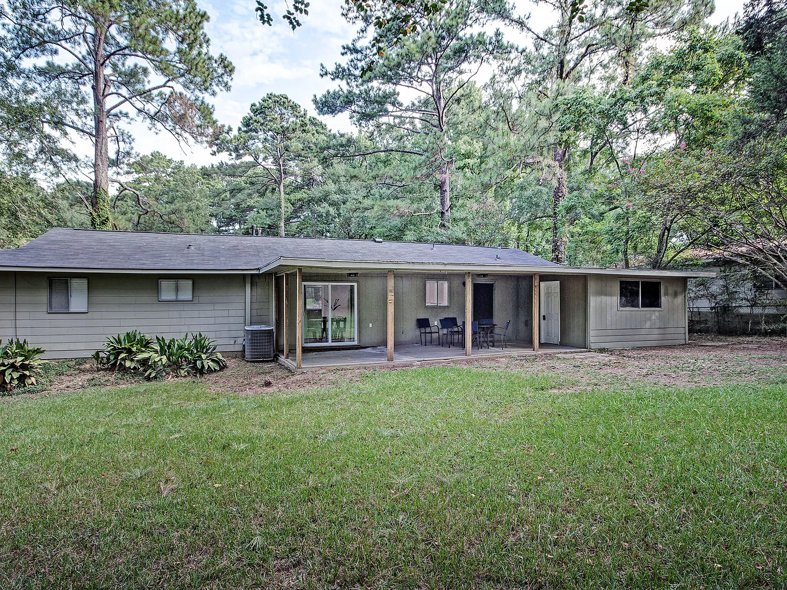 3 bed, 1600 sqft, $5,100 — Photo 2