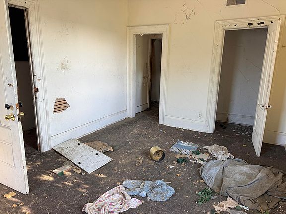 4th image of 212 W Porter St