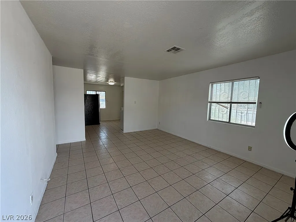 2 bed, 1.0 bath, 3480 sqft, $1,500 — Photo 3