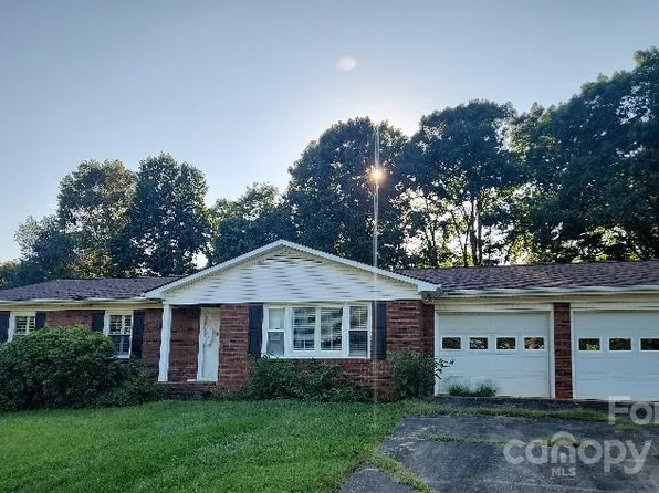 302 Shamrock Dr, Morganton, NC 28655