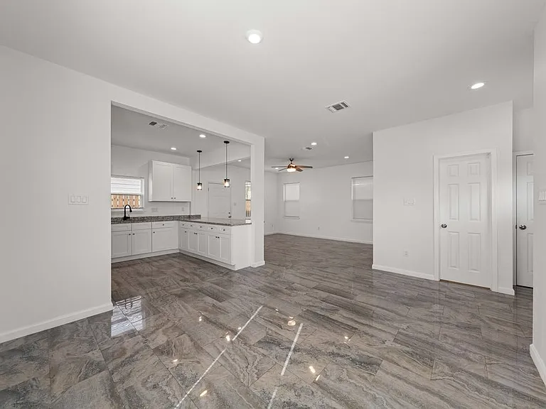 323 Gabriel St #101 — Photo 7