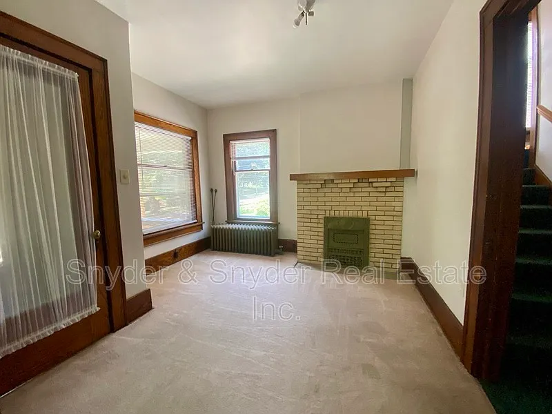 5 bed, 2.0 bath, 2222 sqft, $1,595 — Photo 2