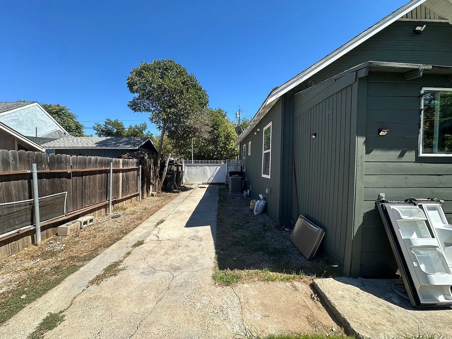 Spacious 2br + Bonus Room | Large Yard & Extra Storage — Photo 3