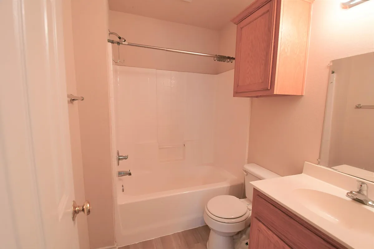 Building Photo - 1306 Maple St #1003