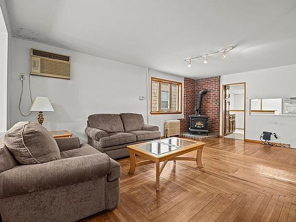 4th image of 2820 Voorhies Ave