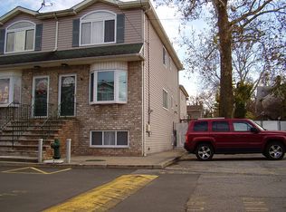 22 Guinevere Ln, Staten Island, NY 10310