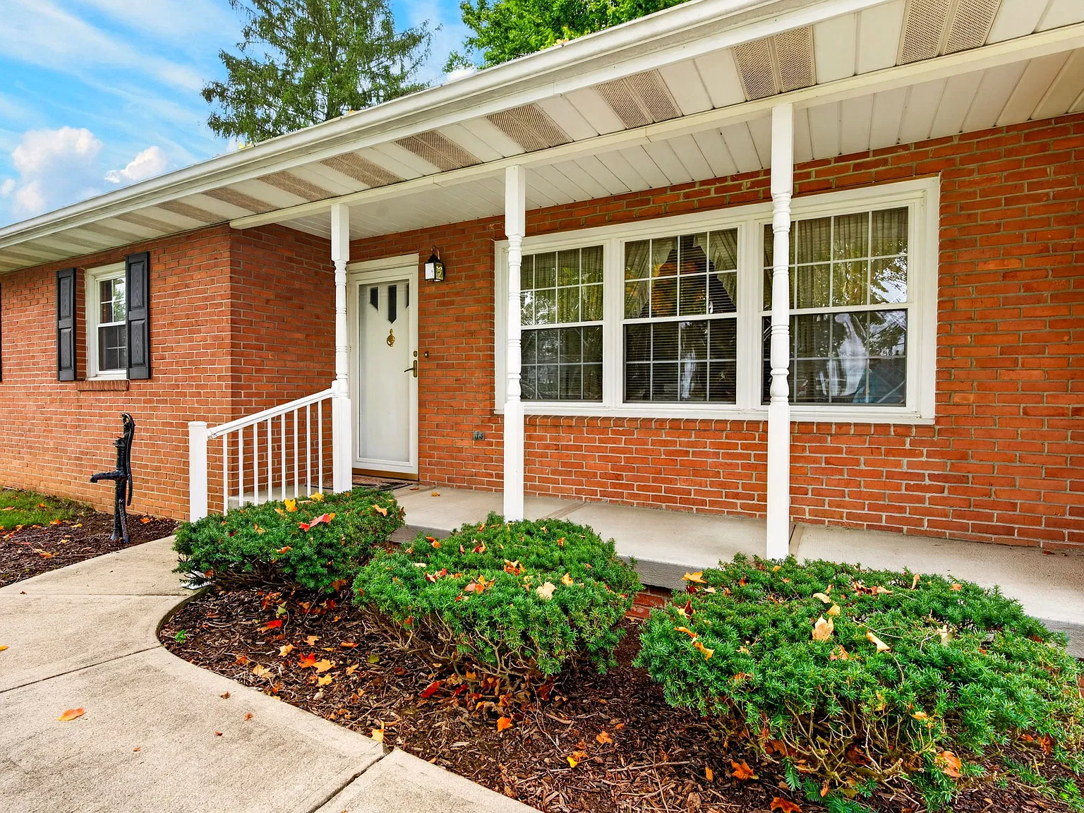 3 bed, 1.5 bath, 1300 sqft, $2,000 — Photo 2