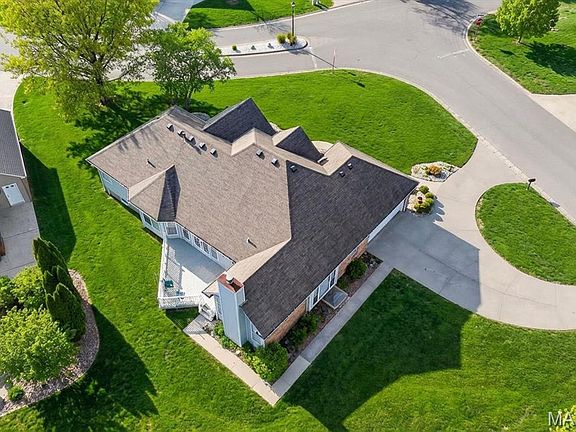 4th image of 2 Pebble Hill Dr