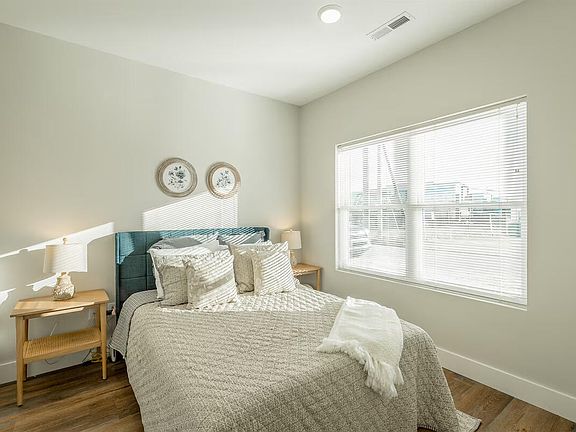 5th image of 917 E 17th St #105