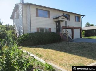 916 N Forest Dr, Riverton, WY 82501