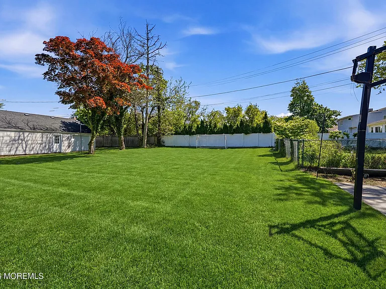 74 Poplar Ave — Photo 33