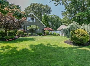 362 Ridgefield Rd, Hauppauge, NY 11788