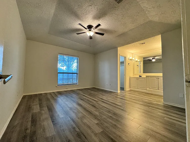 1421 Glyndon Dr — Photo 9