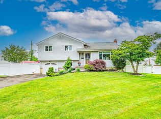 6 Chatham Ct, Hicksville, NY 11801