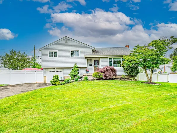 6 Chatham Court, Hicksville, NY 11801