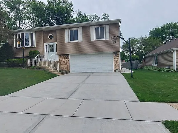445 Harvest Ln, Roselle, IL 60172