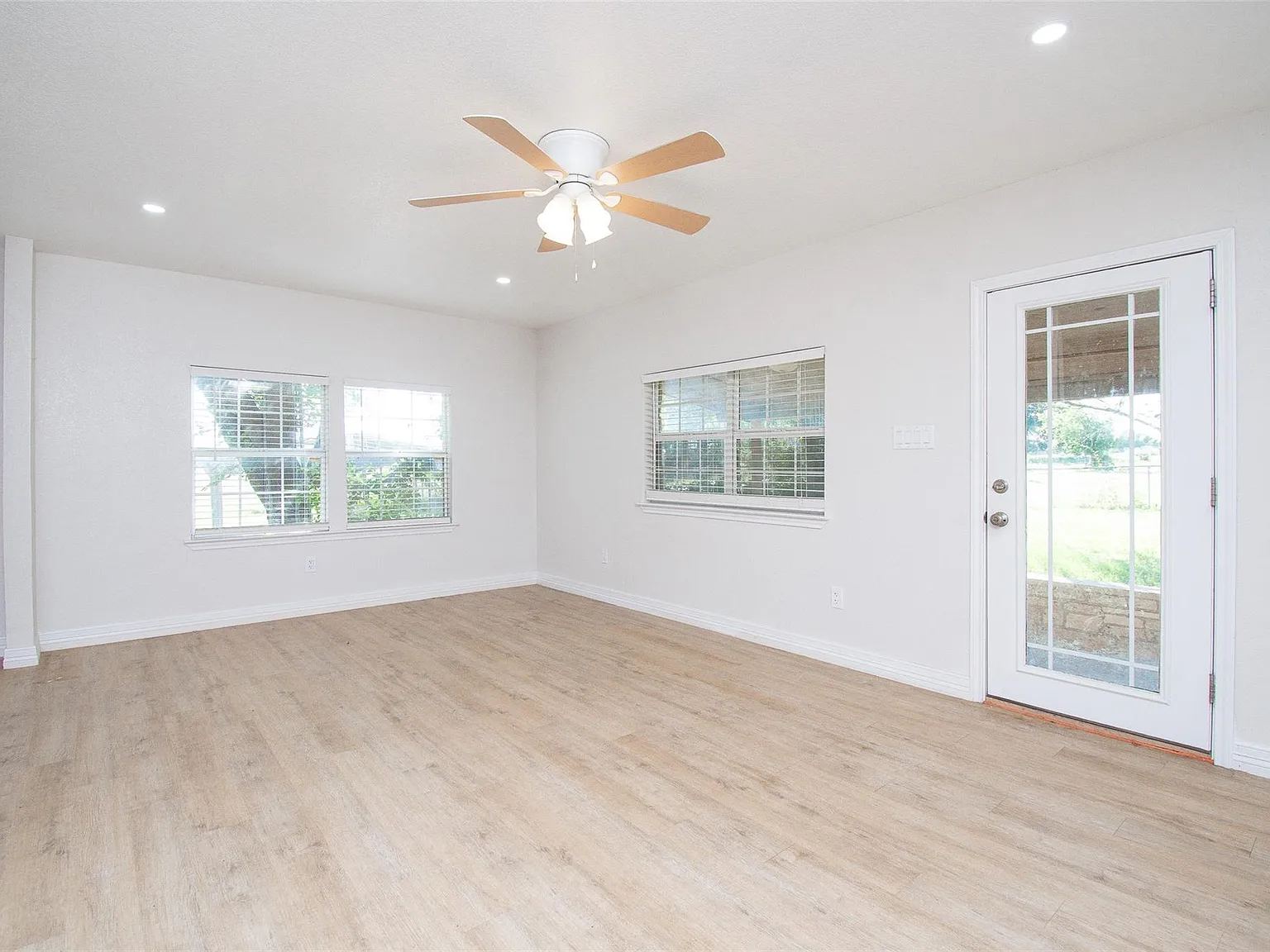 3 bed, 2.0 bath, 1704 sqft, $1,900 — Photo 3