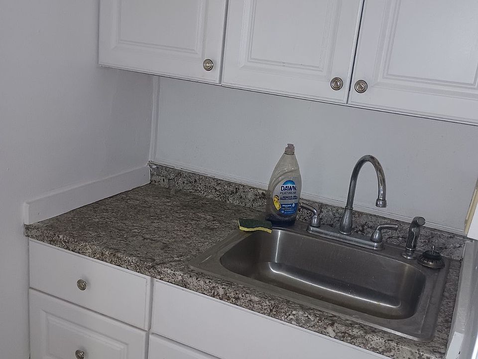 2nd image of 1115 Lapeer Ave #2