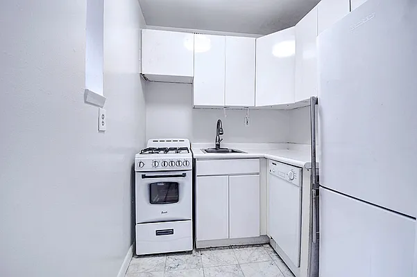 Rented by Urbane Brokerage | media 11