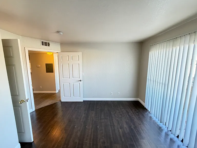 960 N Sloan Ln #104 — Photo 25