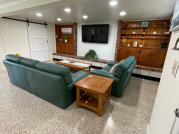 3rd image of 5941 Mimosa Dr