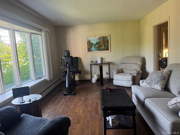 3rd image of 939 Steele Boulevard