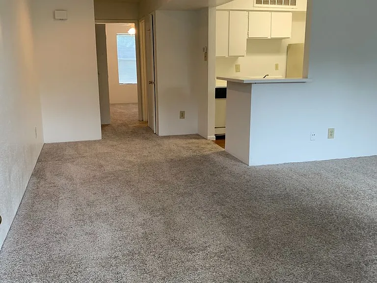 Emerald Cove Apartments — Photo 33