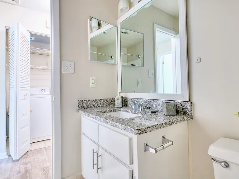 2304 SW 35th Pl — Photo 20