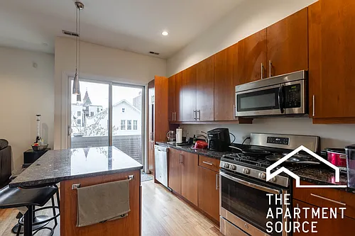 1348 W Augusta Blvd #201 Photo 1