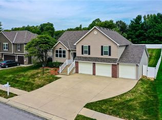 4505 Hallbrook Dr, Saint Joseph, MO 64506