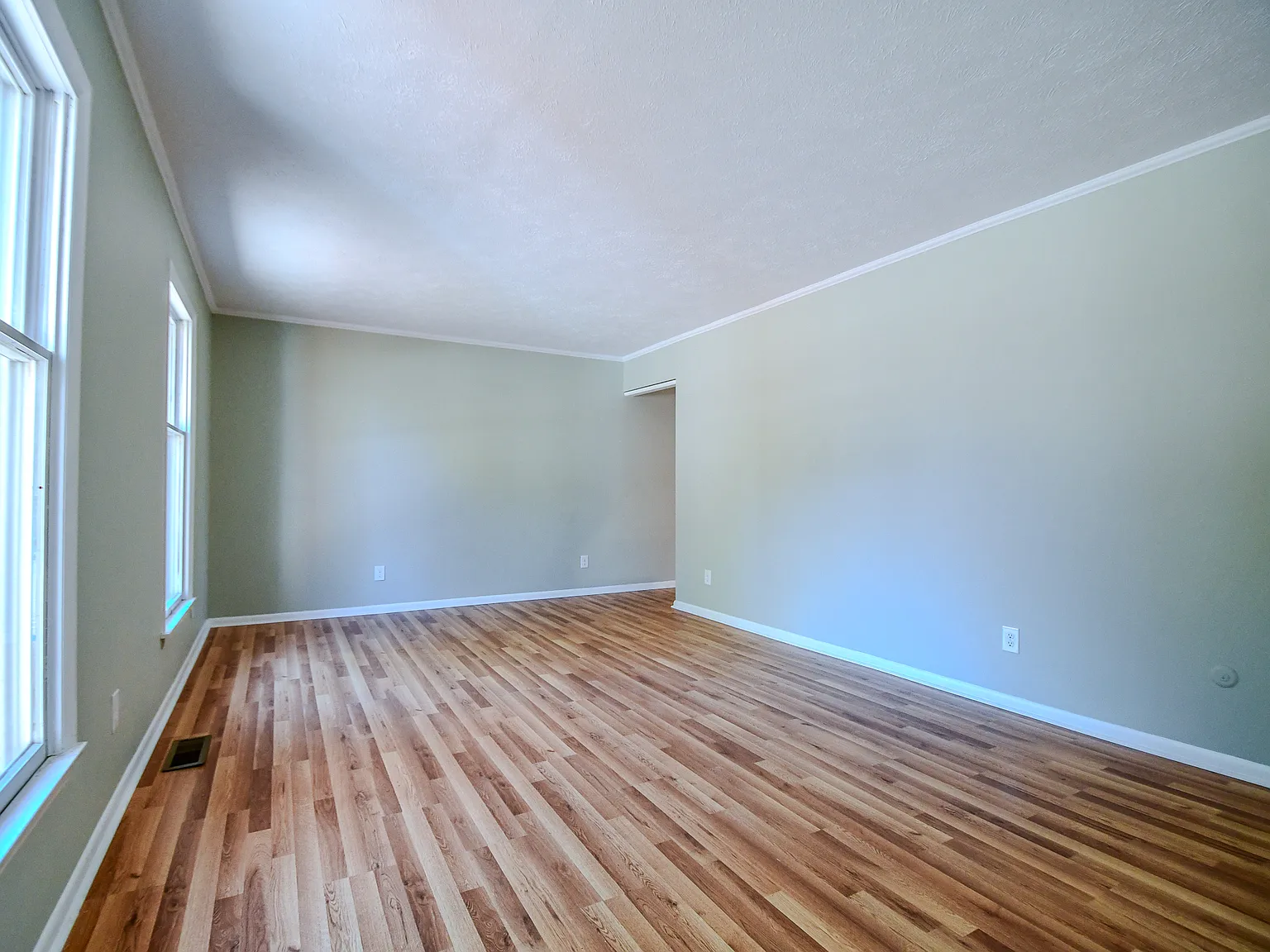 3 bed, 2082 sqft, $2,100 — Photo 2