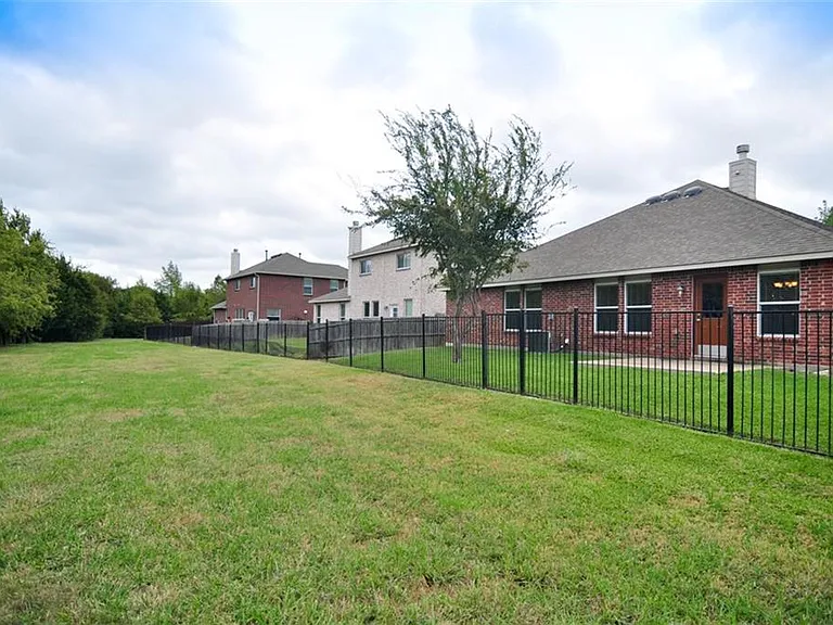 1207 Fox Trail Dr — Photo 21
