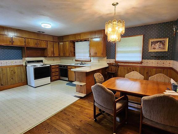 5th image of 494 Rosewood Ave