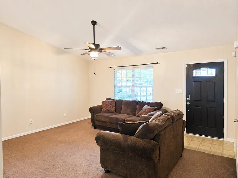 203 Stockton Ct — Photo 5