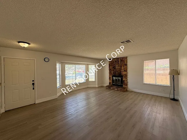 43837 David St — Photo 3