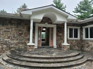 827 Twin Lakes Rd, Shohola, PA 18458
