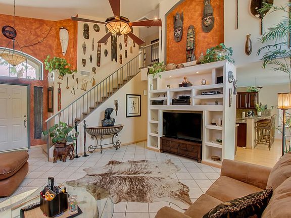 SPACIOUS FAMILY ROOM