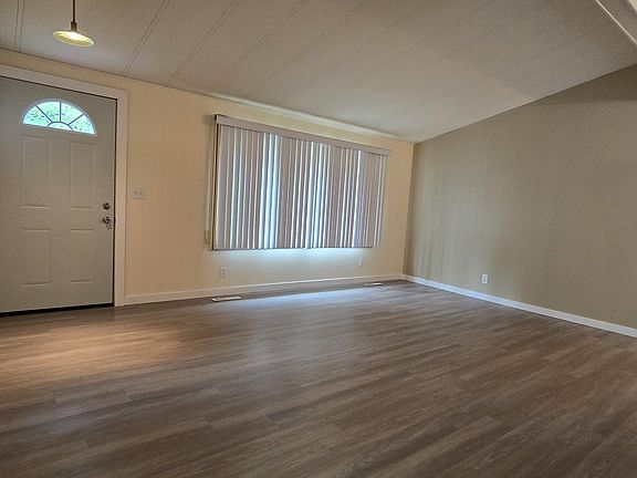 5th image of 379 Devonshire Ln