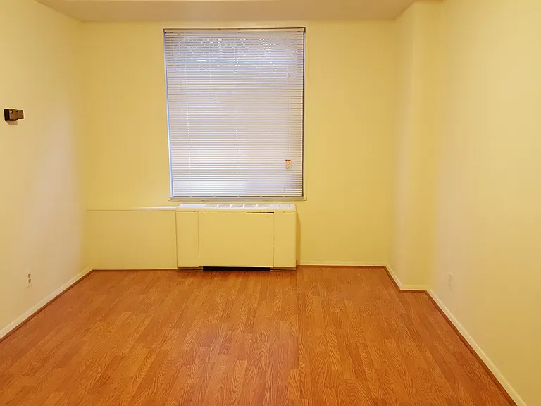 Specious bedroom with plenty of light