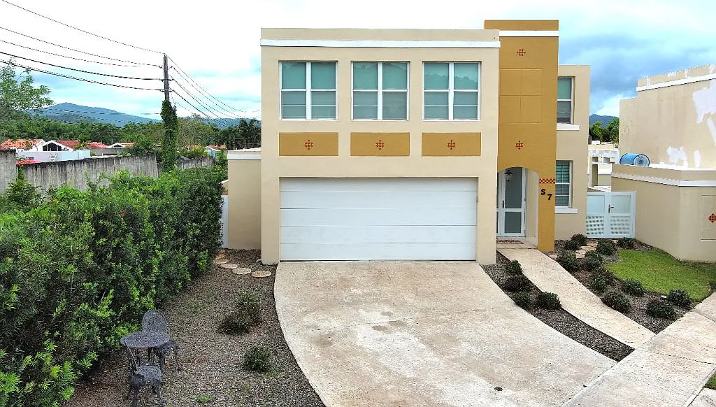 4 bed, 2.5 bath, 1896 sqft, $2,400 — Photo 1
