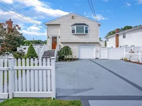 535 Molloy Street, Copiague, NY 11726