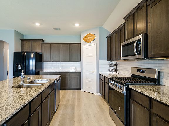 5th image of 303 Headwater Dr