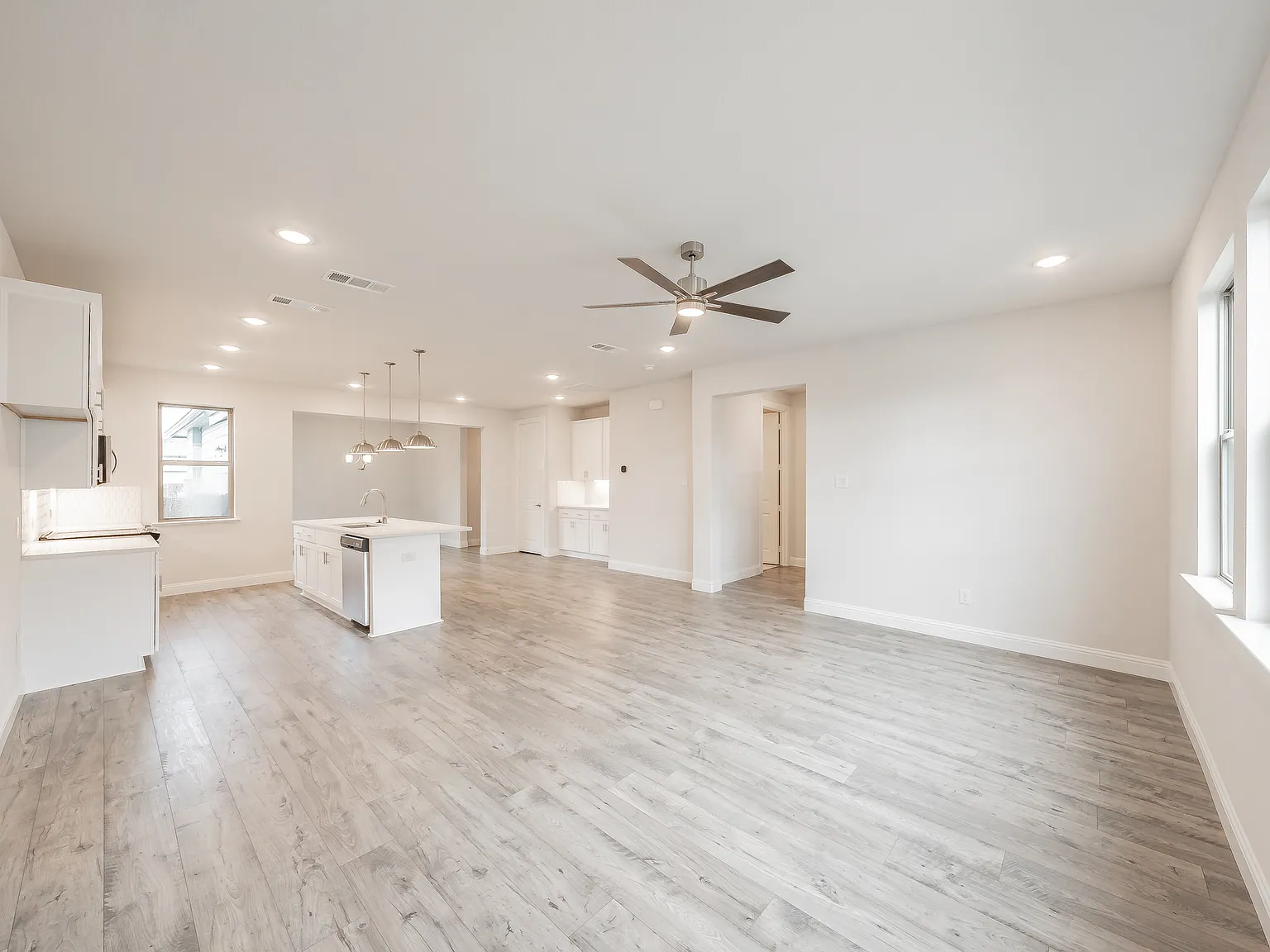 3 bed, 2.5 bath, 1907 sqft, $2,350 — Photo 3