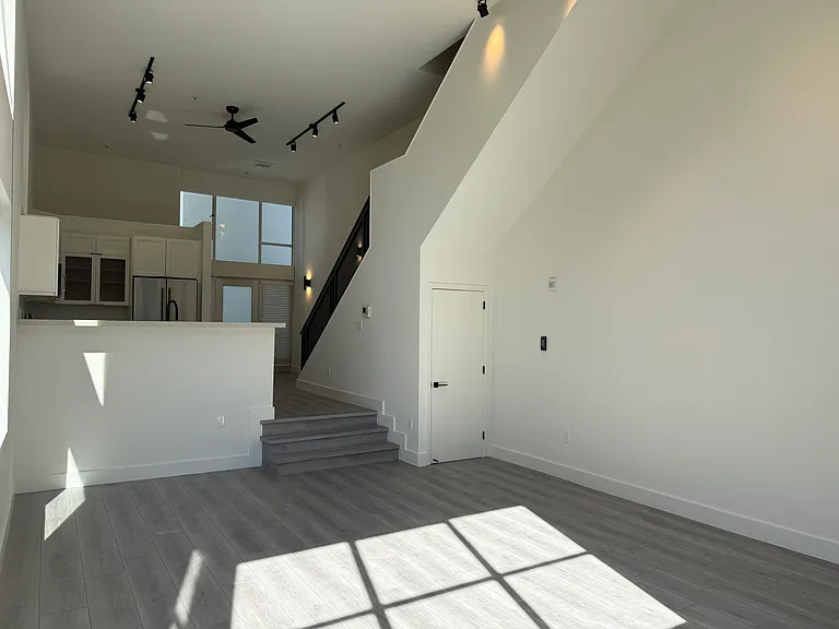 300 Linden St #1 — Photo 4