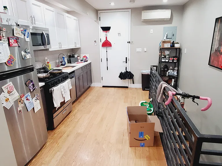 1087 Gates Ave #1B — Photo 2